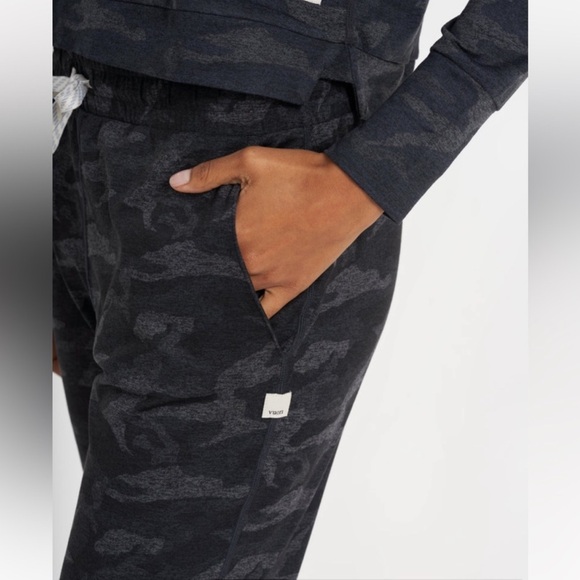 Vuori Performance Joggers Black Camo Medium - Picture 4 of 16